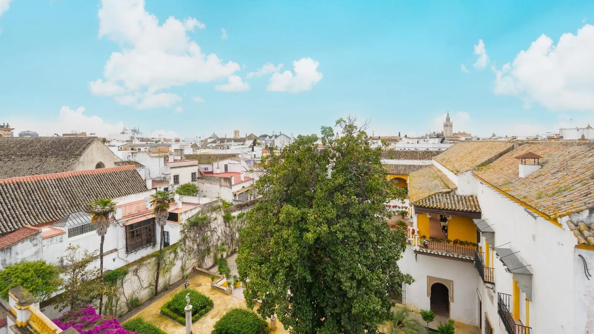 Luxury Apartment Overlooking Casa Pilatos Seville